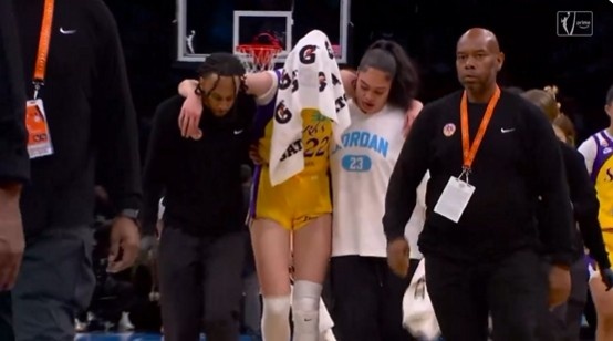 WNBA焦点战惊魂一幕:布林克遭撞伤退场,火花憾负自由人